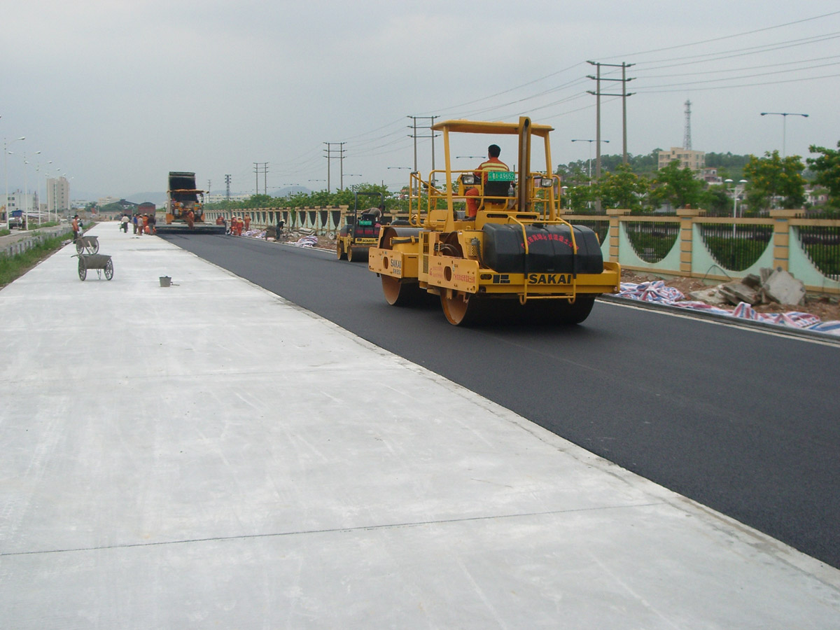 花都區(qū)東風(fēng)日產(chǎn)試車跑道瀝青混凝土攤鋪